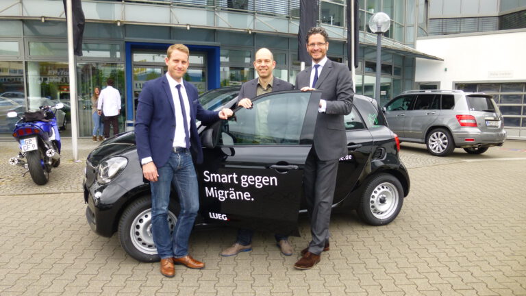 Read more about the article Sonderpreis: Übergabe des Smart an die Gewinner 2015